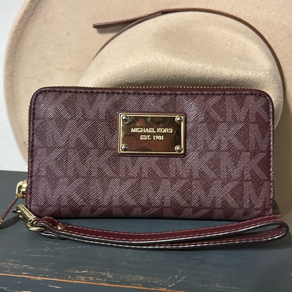 LIKE NEW Michael kors wristlet - Picture 1 of 8